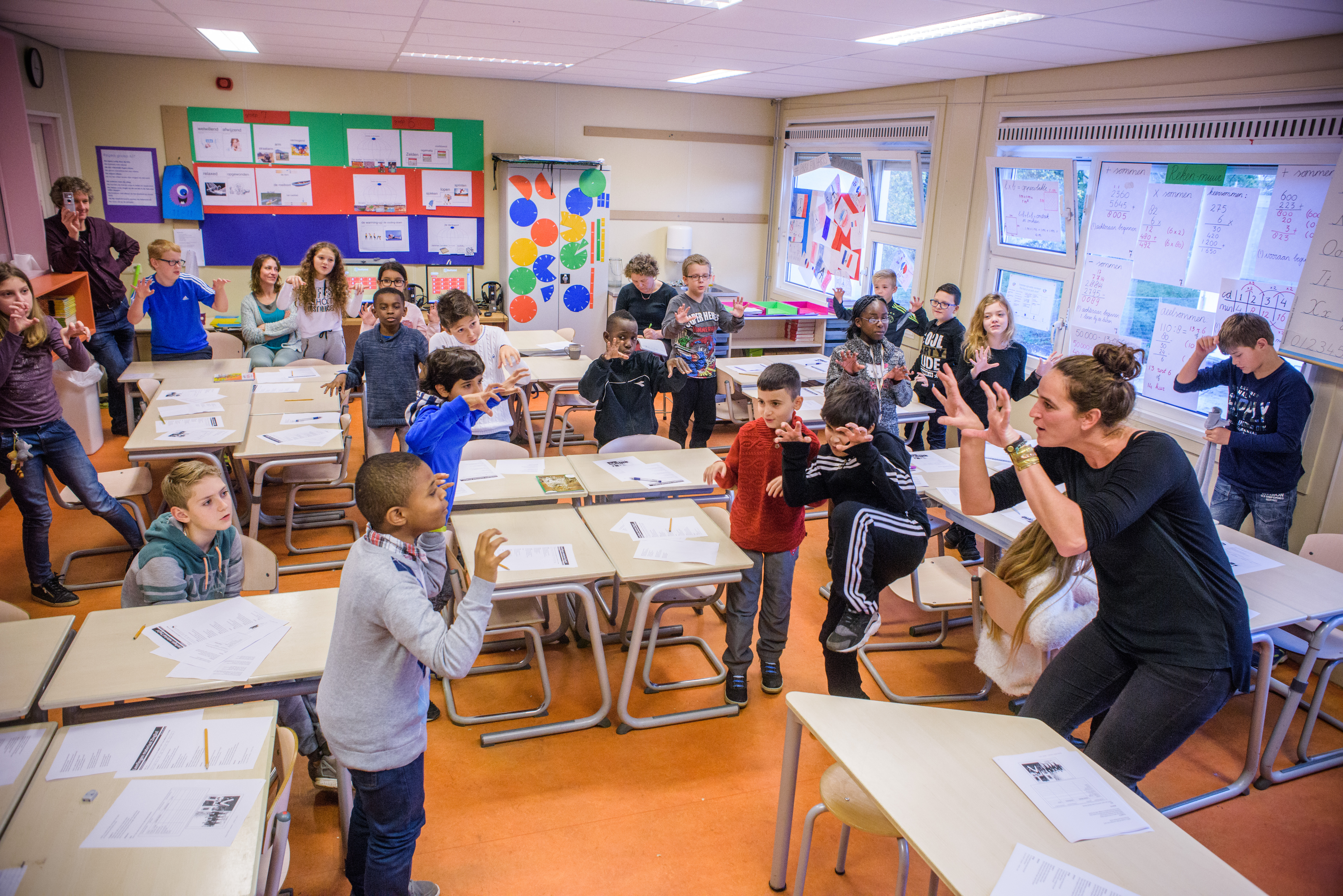 Pabostudent aan het werk tijdens een stageles Pabostudent aan het werk tijdens een stageles