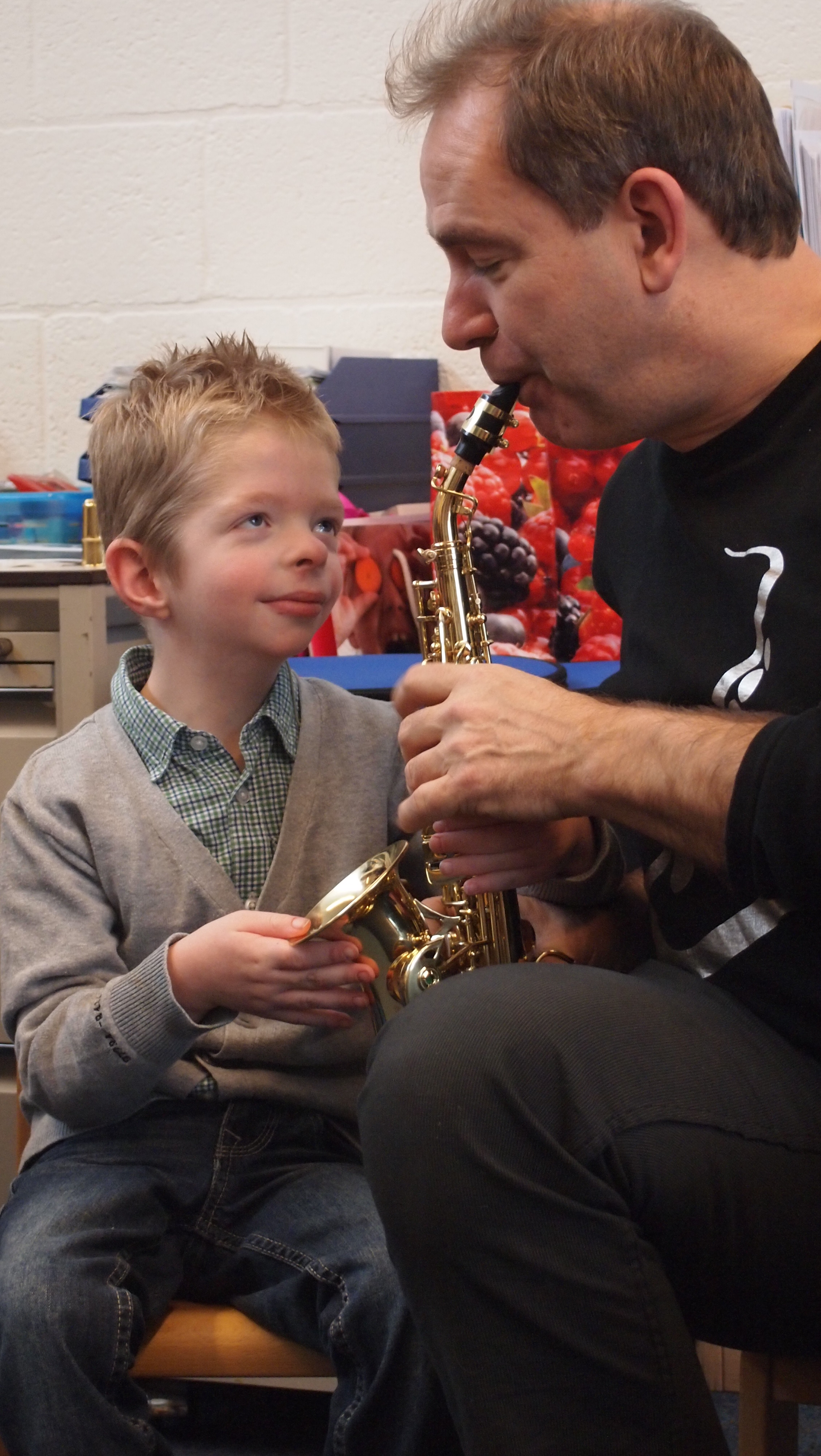 Leerling voelt de trilling van het instrument en raakt geboeid.