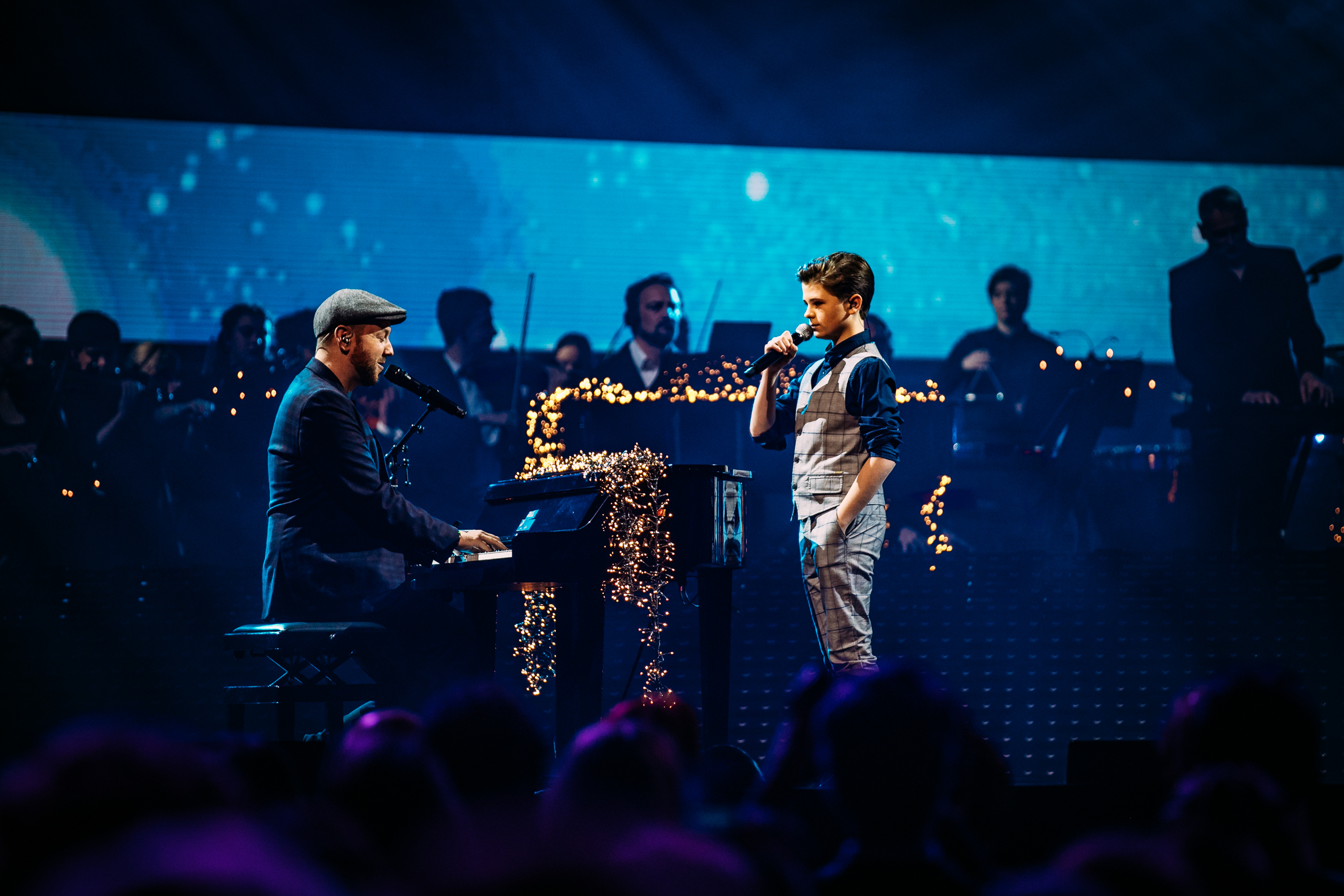 Matt Simon met een van de talentvolle deelnemers aan het Kerst Muziekgala van 2018. Foto Nathan Reinds, SetVexy