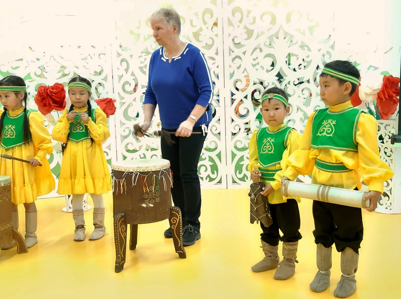 Foto van Margré van Gestel. Zij speelt mee met kinderen in Sottintsy