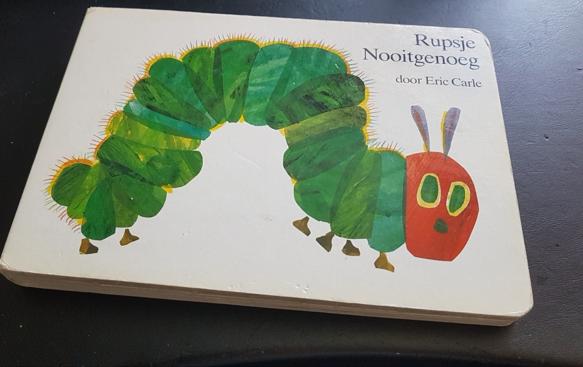 coverafbeelding van Rupsje Nooitgenoeg, het beroemde boek van Eric Carle (1929-2021)