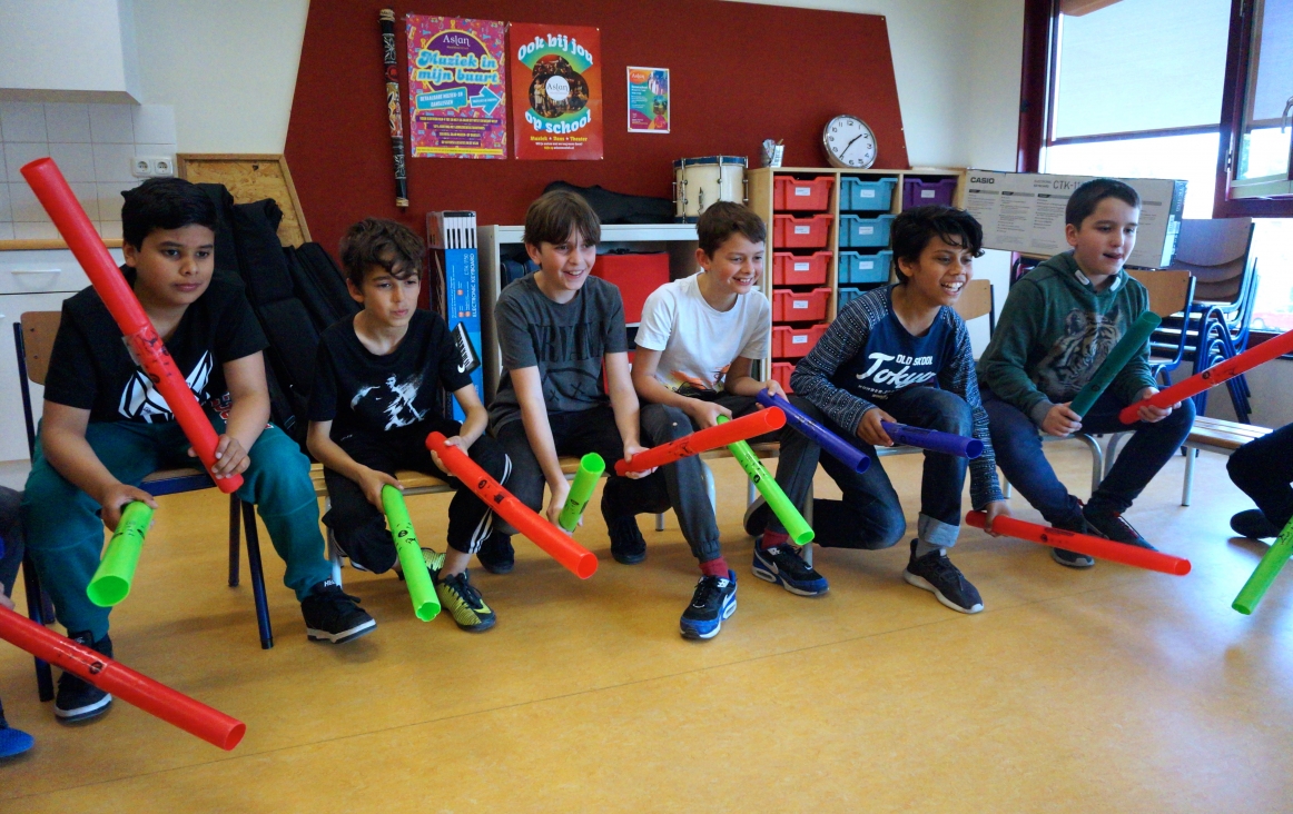 Kinderen met boomwhackers. Foto Anne Boer