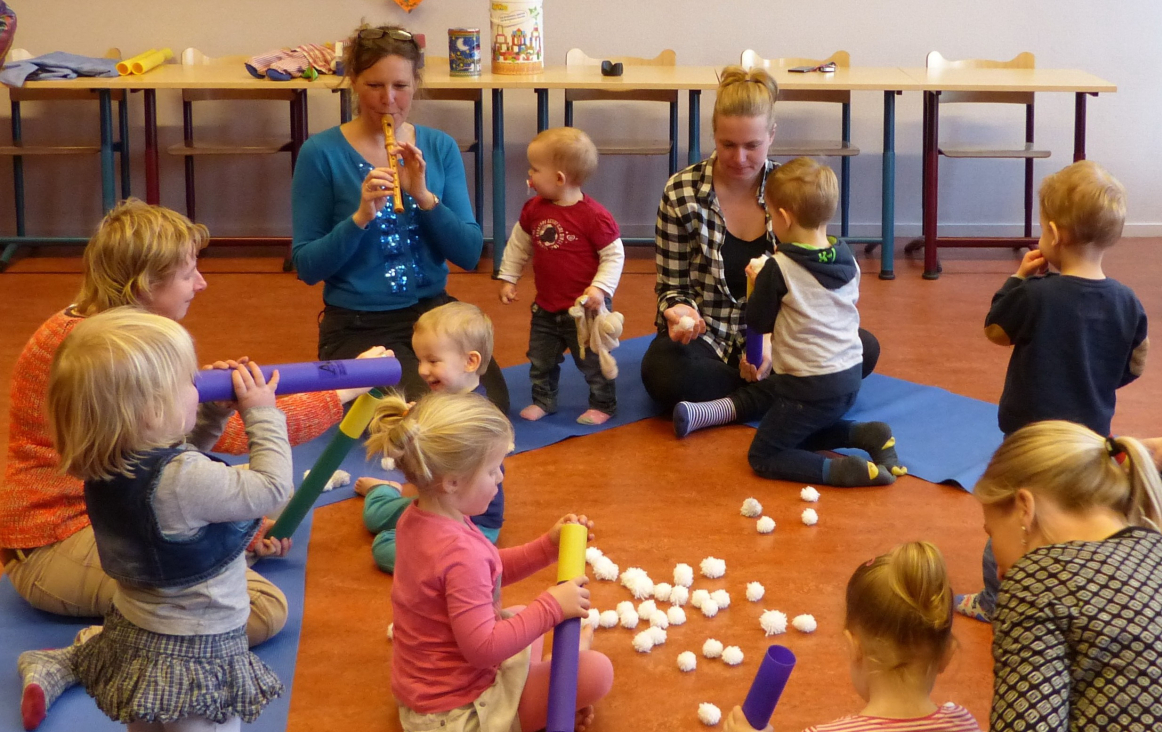 Maryanne speelt blokfluit, de kinderen zijn aan het werk met een 'sneeuwkanon'