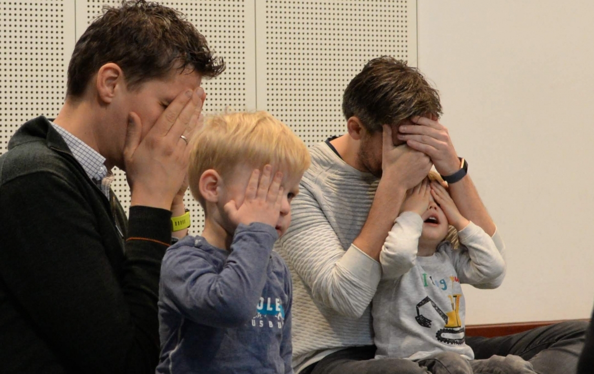 Foto metLEV-fotografie. Kinderen en ouders in de Voorschoolse Muziekeducatieles van José Retra