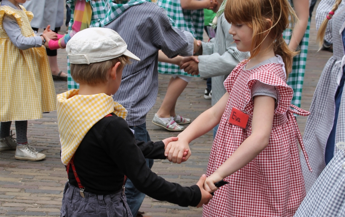 Foto van twee kinderen bij het zangspel 'Twee emmertjes water halen'. Foto Dorien Schot