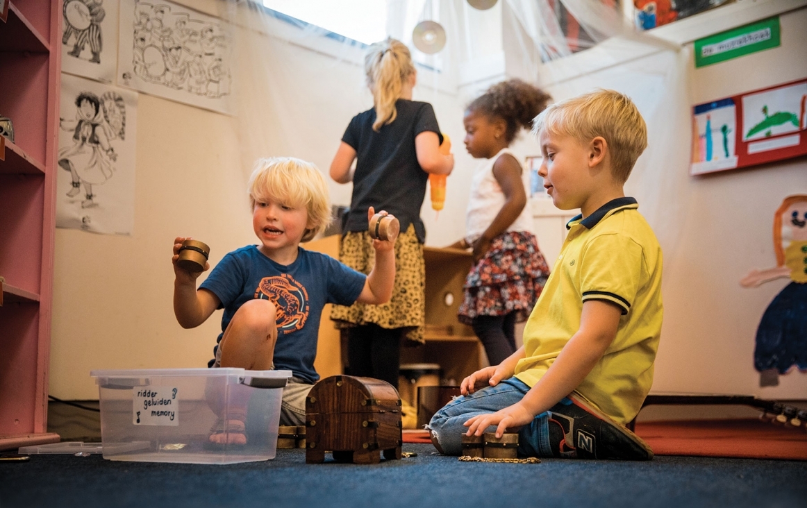 Muzikaal Spel, kleuters ontdekken het muzikale materiaal. Foto ©SetVexy