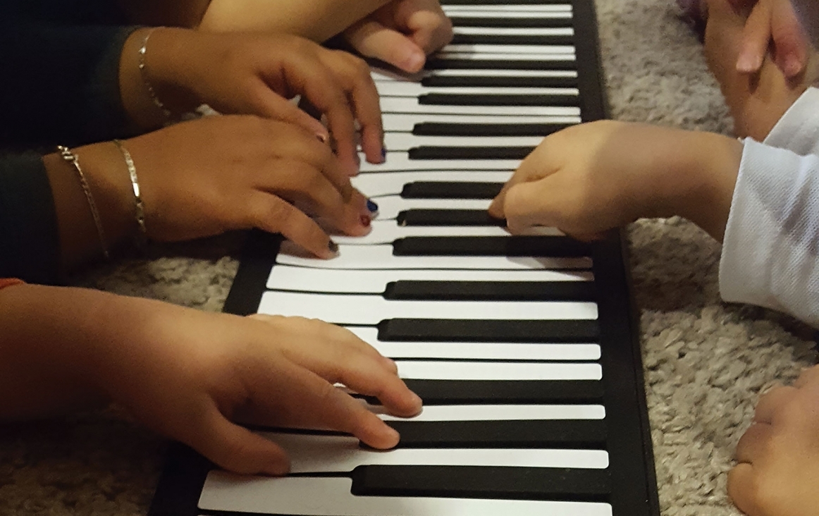 Diversiteit. Kinderhanden op het toetsenbord. Foto Félice van der Sanden