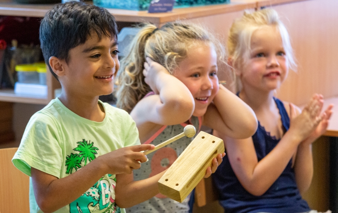 Kinderen in een muziekles van Tim Vos. Foto Klaas Driebergen. © Gehrels Muziekeducatie 2021