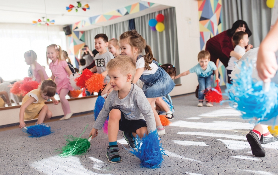 Kinderen ontdekken en ervaren tijd, ruimte, vorm en kracht in muziek. Foto Shutterstock