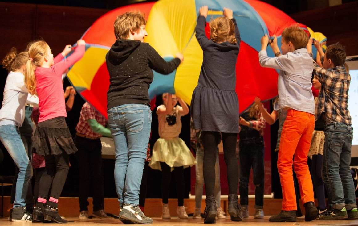 Lied met parachute met leerlingen van de Koorschool Utrecht. Foto Jasper Grijpink