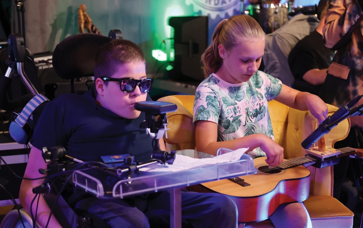 Kinderen spelen volwaardig samen muziek. Foto My Breath My Music, Fred Roland Redlinefotografie