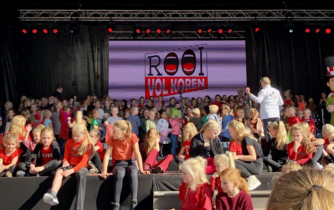 De kinderen pasten amper op het grote podium. Foto: Mark Botter