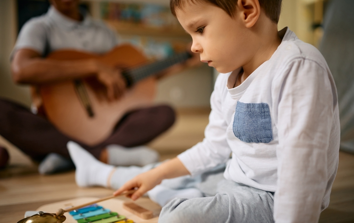 Kind speelt muziek. Beeld Shutterstock