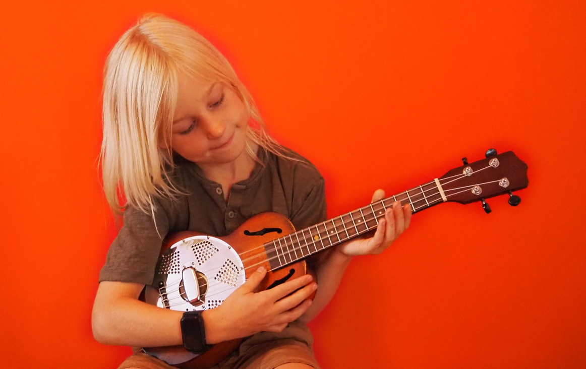 Jongen met ukelele. Foto Maite Roest