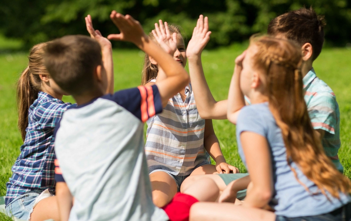 Kinderen spelen een aftelspel. Foto Shutterstock