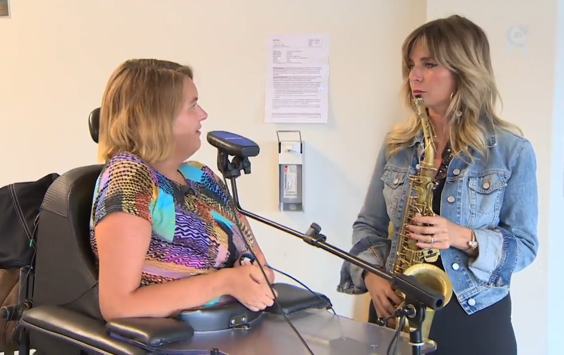Candy en Karin maken samen muziek. Still uit YouTube video