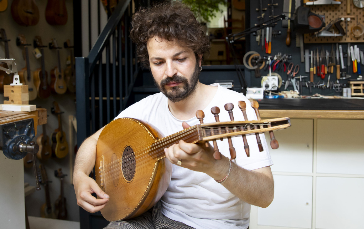 De Pyramide 79-4 oktober 2025. Ahmad Naffory met de oed van zijn oma. Foto: Judith Jockel. De Pyramide 79-4 oktober 2025. Ahmad Naffory met de oed van zijn oma. Foto: Judith Jockel.