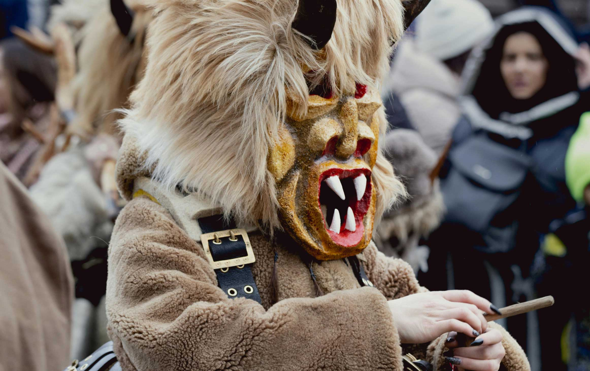 Figuur op het Bulgaarse Kukeri feest. Foto ©Pexels Figuur op het Bulgaarse Kukeri feest. Foto ©Pexels