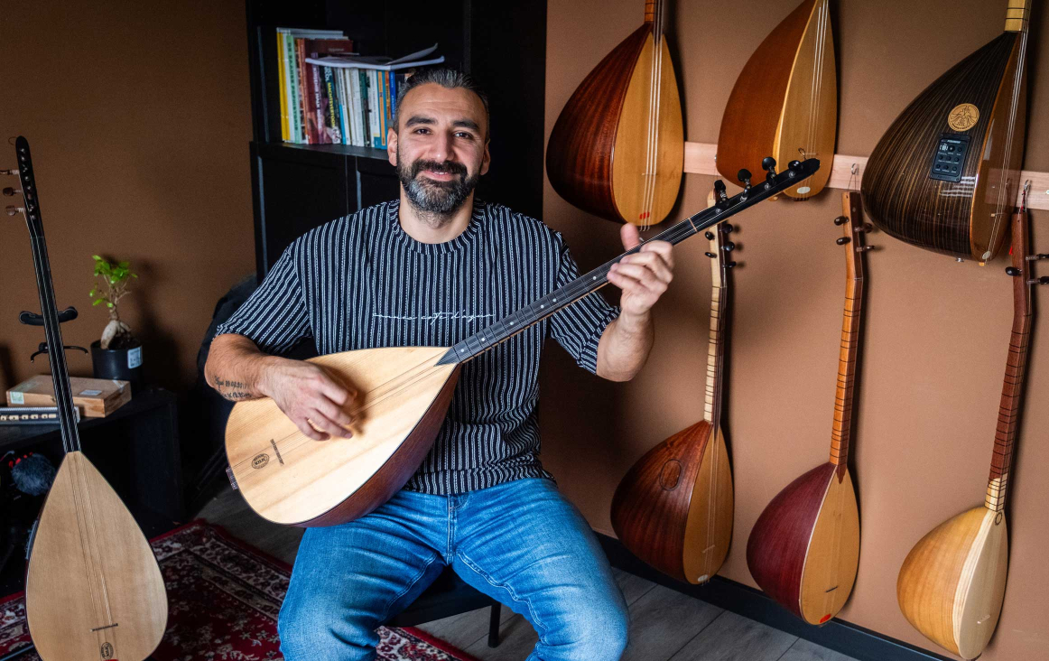 Burak Dolutas met zijn Saz. ©Gehrels Muziekeducatie Foto Michiel Wijnbergh