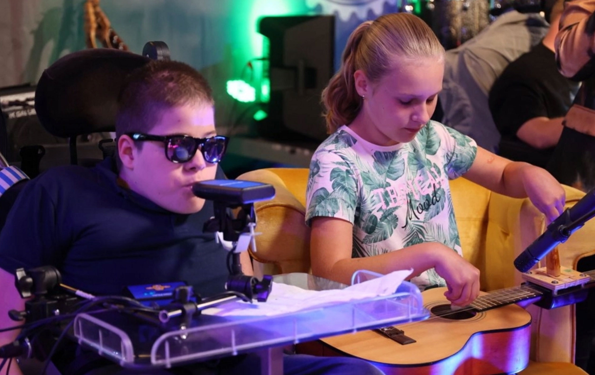 kinderen met aangepaste instrumenten kinderen met aangepaste instrumenten