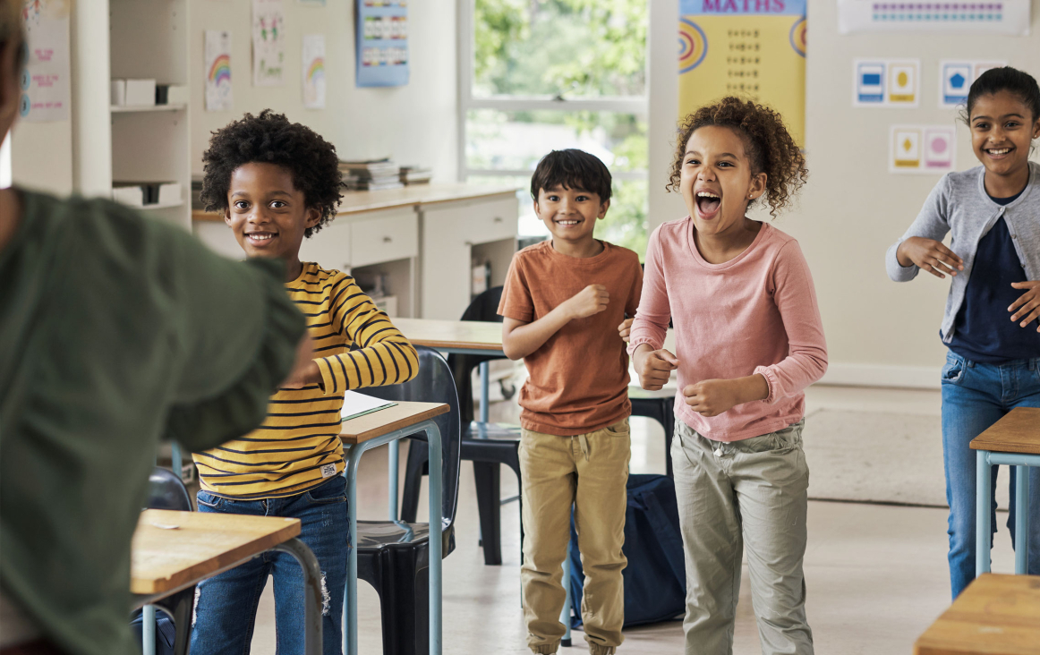Kinderen dansen en maken muziek