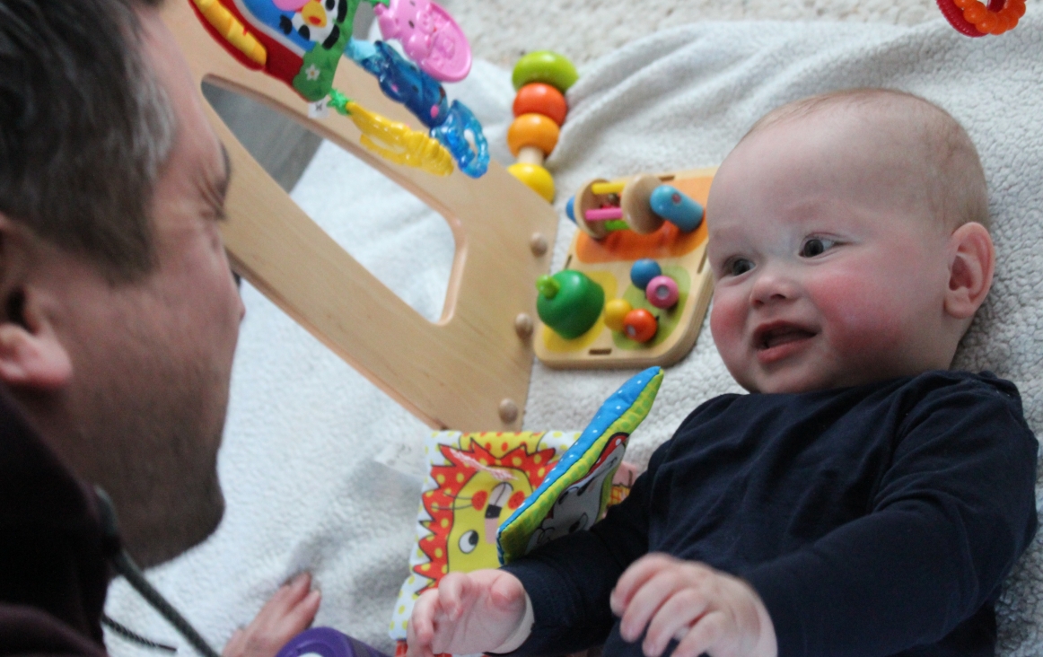 Baby kijkt naar papa. Foto Margré van Gestel