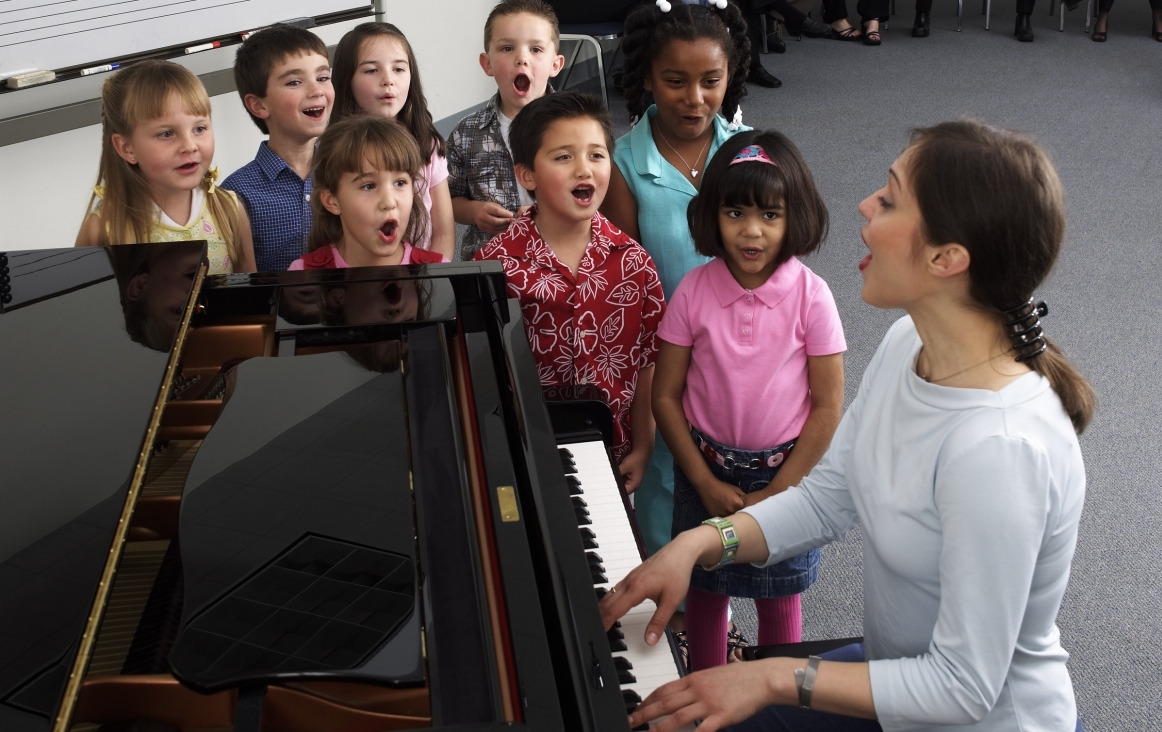 Zingen met de juf tijdens Engels en muziekles