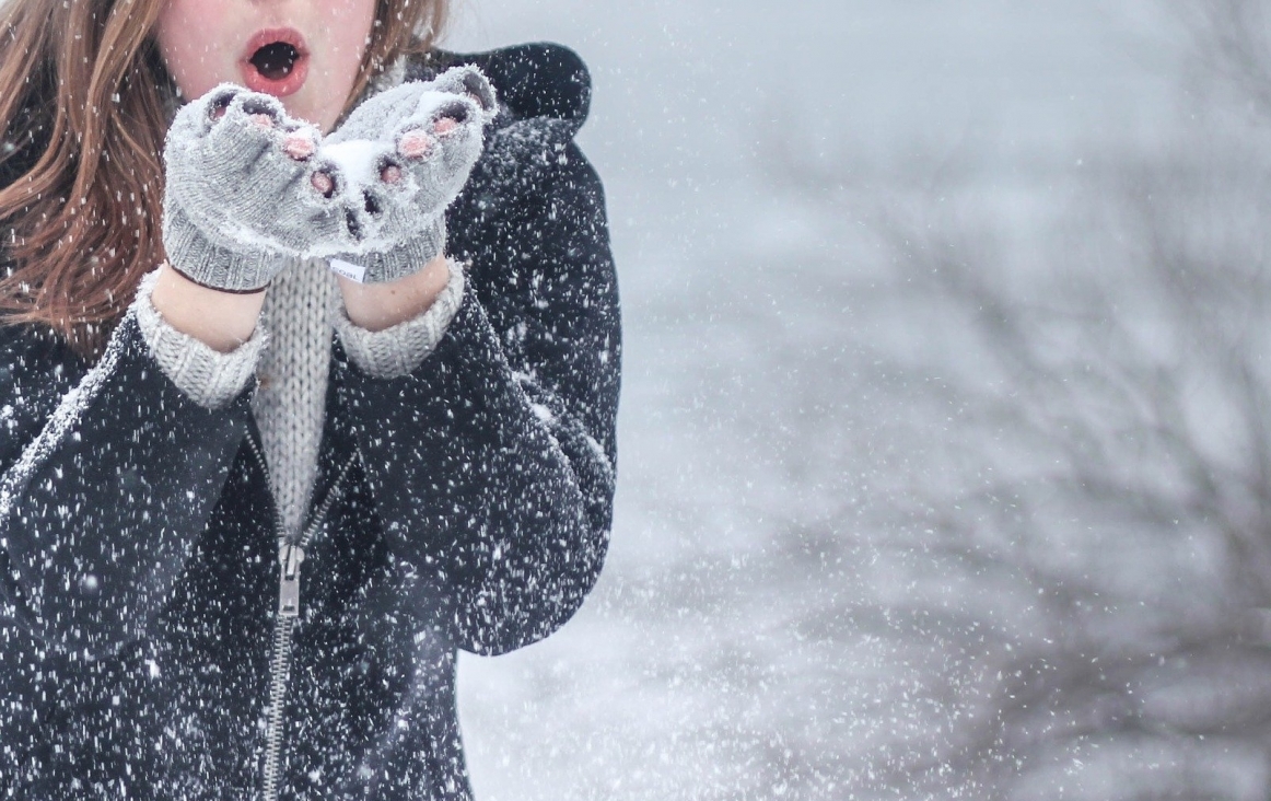 Meisje blaast sneeuwvlokken weg. Foto Pexels, Pixabay