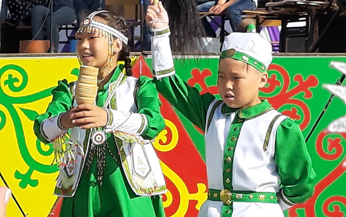 Foto van kinderdans op het Leninplein in Jakoetsk. 