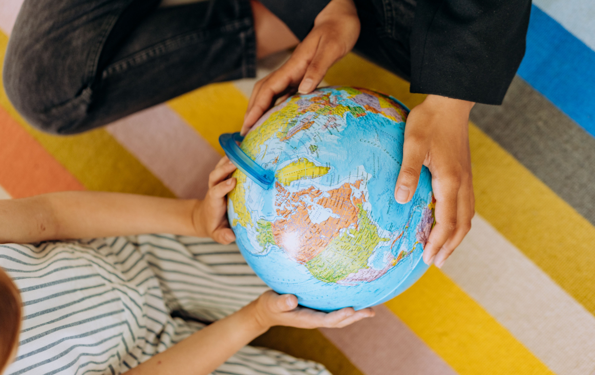 kinderen met wereldbol kinderen met wereldbol