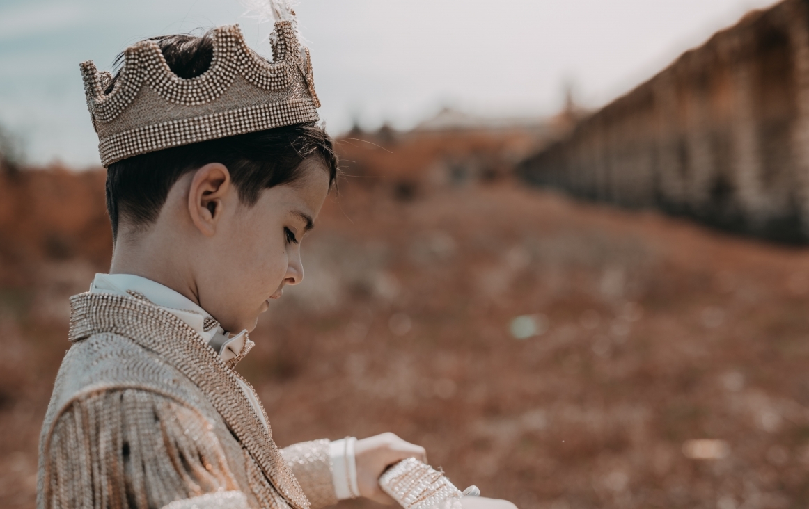 Kind met koninklijke outfit. Foto: R. Fera (Skopje) Bron: Pexels