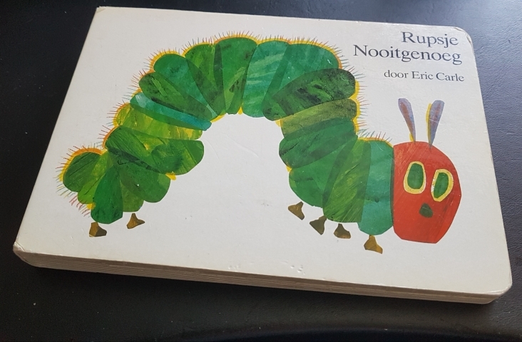 coverafbeelding van Rupsje Nooitgenoeg, het beroemde boek van Eric Carle (1929-2021)