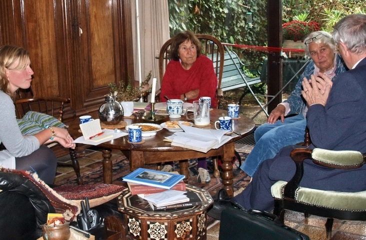 Eefje Jansen (l) in gesprek met Lisa en Florrie Gehrels. Jan de Vuijst is buiten beeld. Foto: Tineke Vlaming, 2010