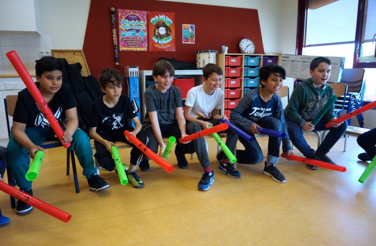 Kinderen met boomwhackers. Foto Anne Boer