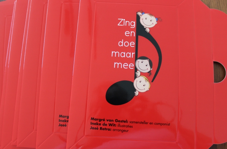 Enkele exemplaren van 'De Envelop', deel 3 van 'OK! Zing en doe maar mee' van Margré van Gestel