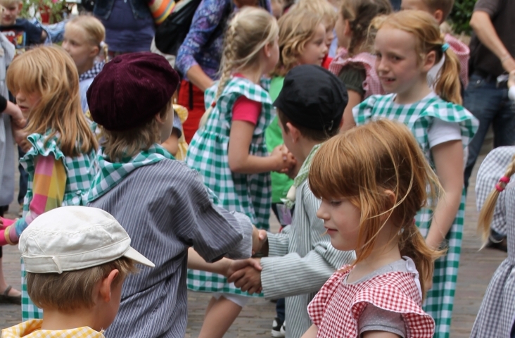 Kinderen bij het zangspel 'Twee emmertjes water halen'. Foto Dorien Schot