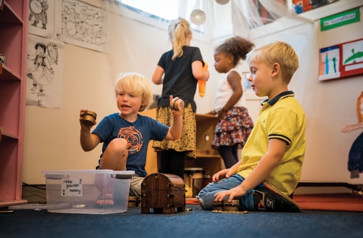 Muzikaal Spel, kleuters ontdekken het muzikale materiaal. Foto ©SetVexy