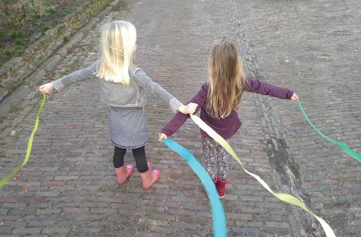 Kinderen wapperen met linten om de beweging van water na te doen. Foto Dieuwke Kloppenburg.