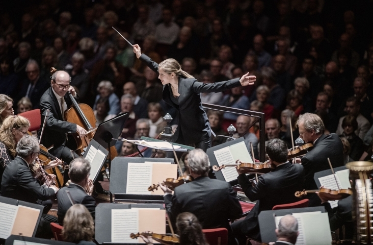 Dirigent Karina Cannelakis. © Marco Borggreve