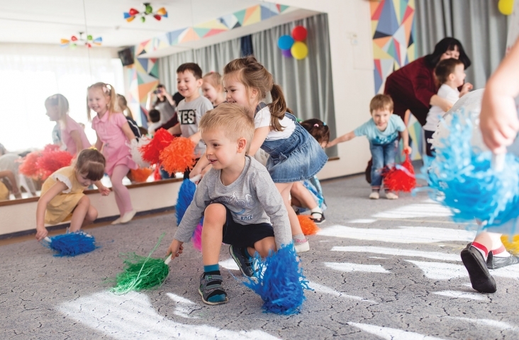 Kinderen ontdekken en ervaren tijd, ruimte, vorm en kracht in muziek. Foto Shutterstock