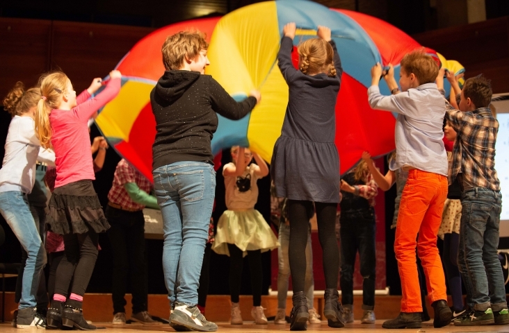 Lied met parachute met leerlingen van de Koorschool Utrecht. Foto Jasper Grijpink