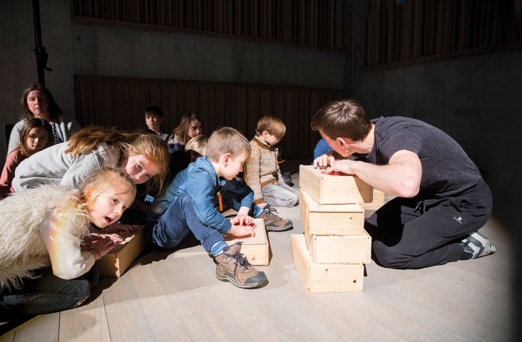 Musica bereikt jaarlijks zo’n 2000 kinderen van het eerste leerjaar (6-jarigen) met de zogeheten Eersteklasconcerten. Het is een volledig non-verbaal traject van mini-workshops en -concerten dat kinderen confronteert met hedendaags gecomponeerde muziek. foto Tim-Theo Deceuninck