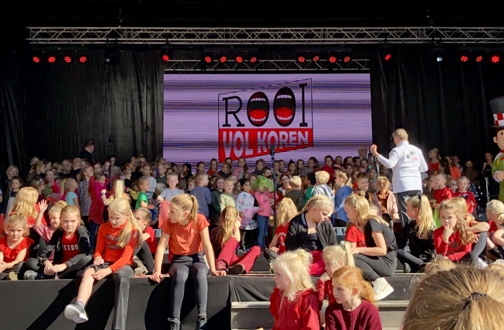 De kinderen pasten amper op het grote podium. Foto: Mark Botter