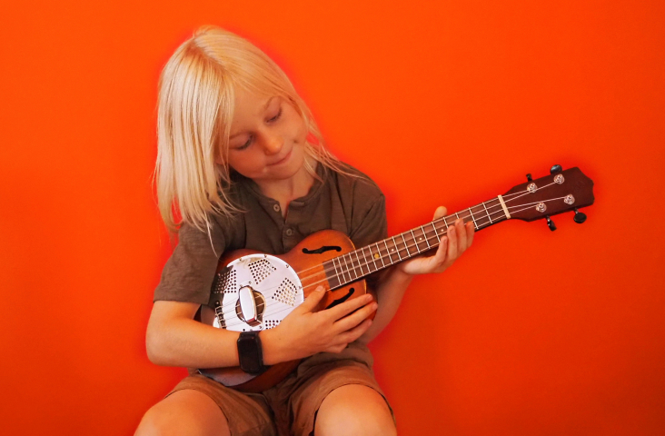 Jongen met ukelele. Foto Maite Roest