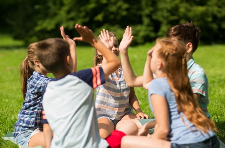 Kinderen spelen een aftelspel. Foto Shutterstock