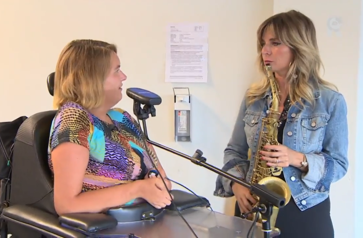 Candy en Karin maken samen muziek. Still uit YouTube video