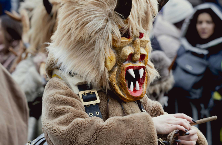 Figuur op het Bulgaarse Kukeri feest. Foto ©Pexels