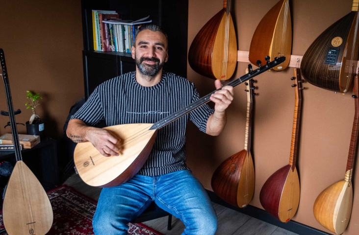 Burak Dolutas met zijn Saz. ©Gehrels Muziekeducatie Foto Michiel Wijnbergh