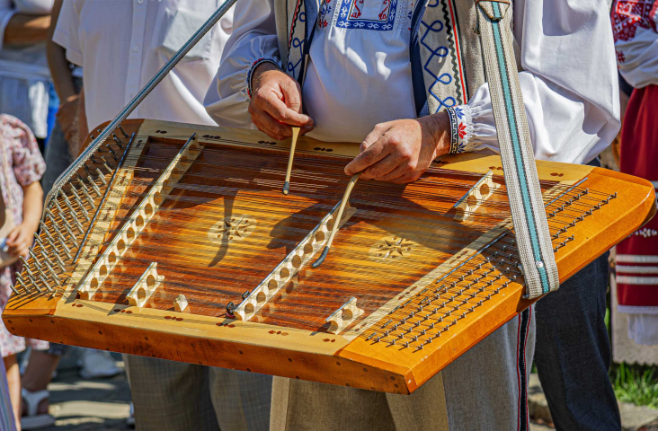 Hakkebord, ook bekend als een hammered dulcimer of cimbalom. Foto ©Deposit
