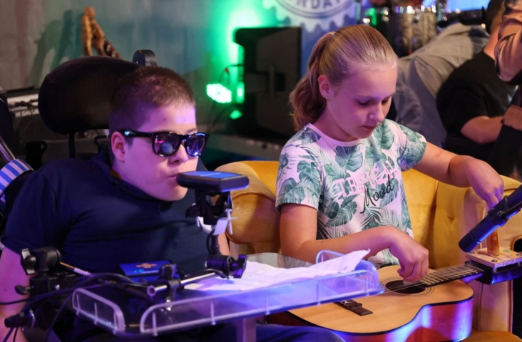 kinderen met aangepaste instrumenten 